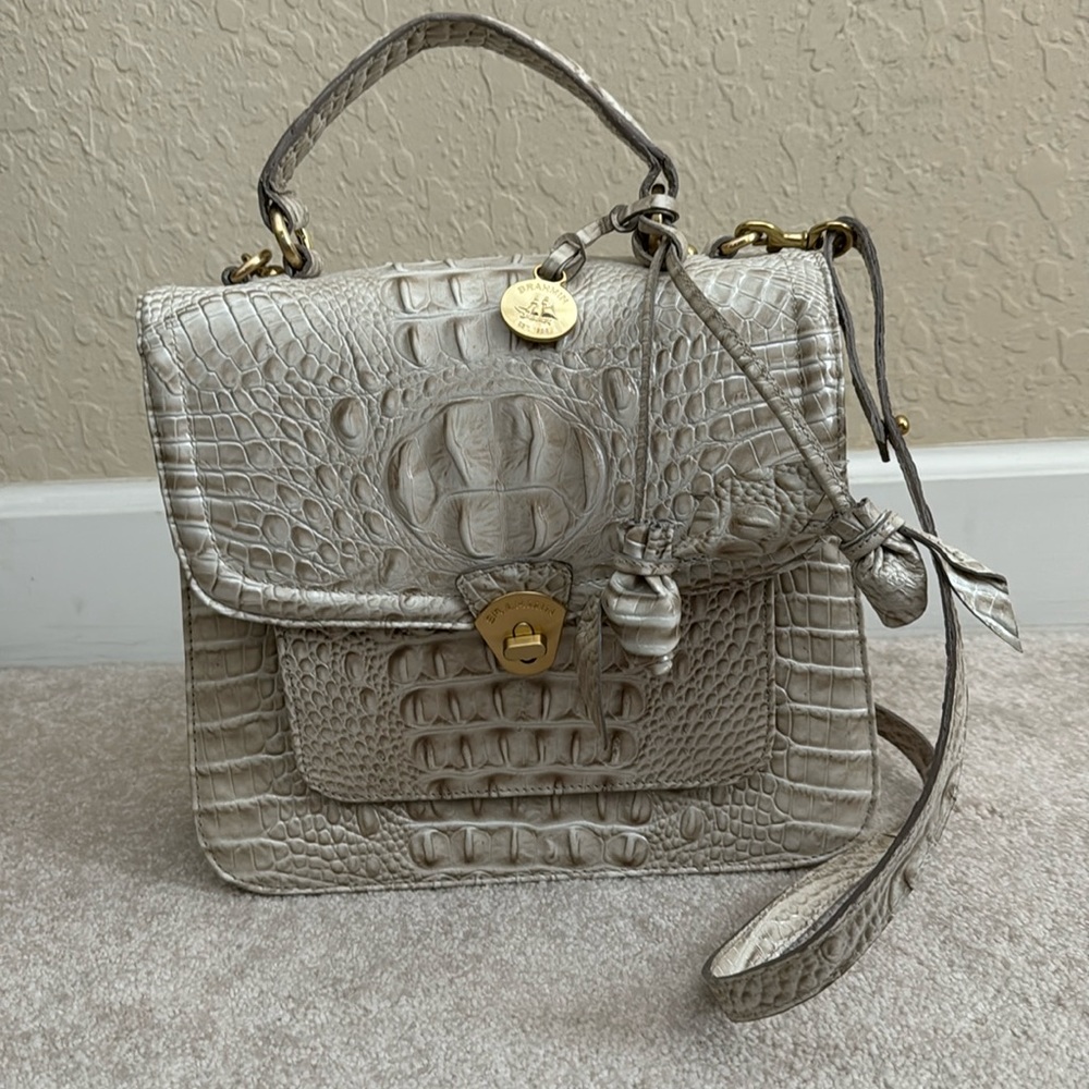 Gorgeous Brahmin handbag. Oatmeal color, lots of extra details!